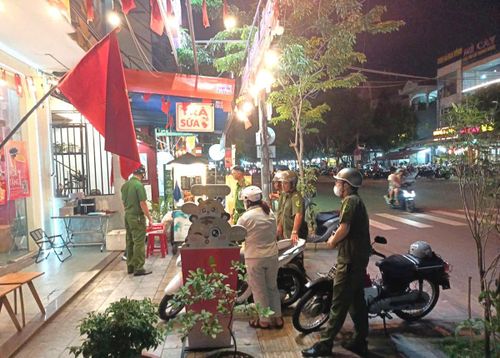 Địa bàn trung tâm TP Đà Nẵng tập trung nhiều hộ buôn bán nhỏ, không có mặt bằng ổn định. Ảnh: Ngọc Nhã.