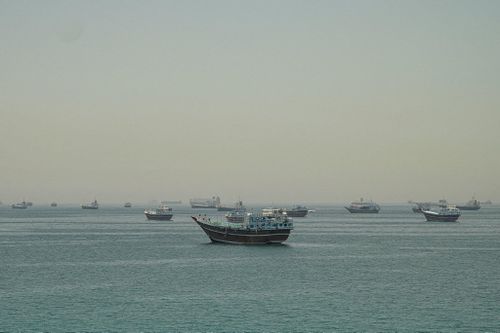  Tàu thuyền đi qua eo biển Hormuz ngày 25/5. Ảnh: Reuters