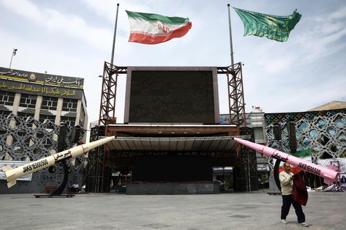  Iran trưng bày mô hình tên lửa trên đường phố Tehran. Ảnh: Reuters. 