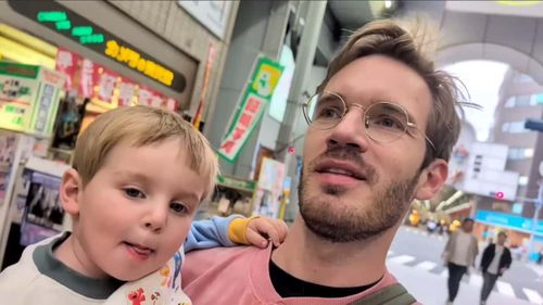  Sao YouTube và con trai trong một vlog ở Nhật Bản. Ảnh: PewDiePie/YouTube. 