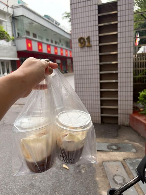 Phương Anh trong một lần tự giao đồ uống cho khách. Ảnh: NVCC.