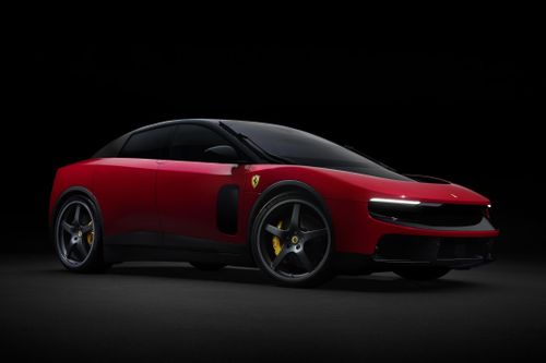 Trái ngược với những dự đoán, Ferrari Luce mang thiết kế không giống với bất kỳ một mẫu Ferrari thương mại nào từ trước đến nay. Có thể nói, mẫu EV này sở hữu kiểu dáng sedan với cấu hình liftback.