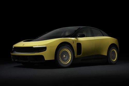 Ferrari Luce được trang bị 4 động cơ điện độc lập, cho ra công suất tối đa 1.050 mã lực. Mẫu xe điện này có khả năng tăng tốc 0-100 km/h trong 2,5 giây và tốc độ tối đa 310 km/h.
