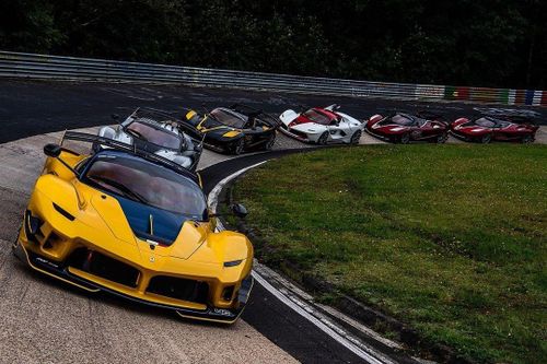 Song song với EV, Ferrari vẫn tiếp tục phát triển các mẫu hybrid và xe sử dụng động cơ đốt trong truyền thống, với kỳ vọng xe thuần điện chỉ chiếm khoảng 20% danh mục sản phẩm vào năm 2030, thấp hơn nhiều so với mục tiêu cũ là 40%.