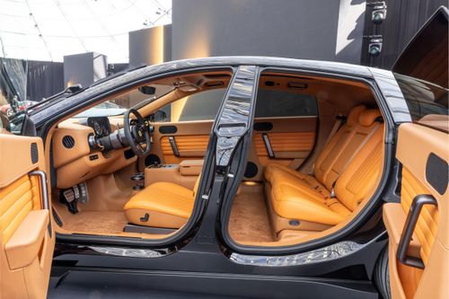 Một trong những thách thức lớn nhất với Ferrari là giữ được bản sắc thương hiệu khi chuyển sang công nghệ hoàn toàn mới. Tuy nhiên, Ferrari đã giới thiệu hàng loạt công nghệ để chiếc xe vẫn mang đậm "chất Ferrari" nhất có thể.