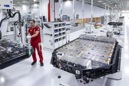 Ferrari vẫn quyết định đặt cược lớn vào điện hóa dưới thời CEO Benedetto Vigna. Hãng đã đầu tư mạnh cho công nghệ EV, bao gồm cả khu phức hợp e-building mới tại đại bản doanh lịch sử ở Maranello.