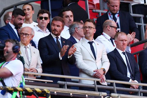 Đội bóng của Beckham (vỗ tay) nhận thất bại.