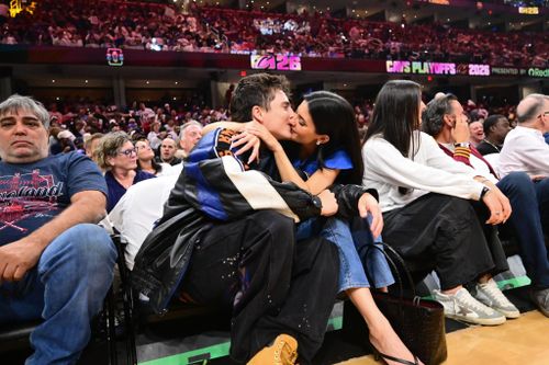 Timotheé Chalamet và Kylie Jenner trao nhau nụ hôn sau khi đội New York Knicks giành chiến thắng. Ảnh: Ken Blaze-Imagn Images.