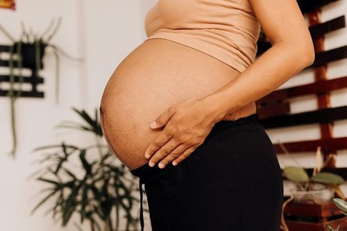  Việc tăng cân sai cách có thể kéo theo hàng loạt nguy cơ cho cả mẹ và bé. Ảnh: Unsplash. 