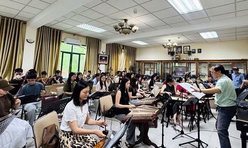 NSND Phạm Ngọc Khôi – Chỉ huy dàn nhạc, cùng các nghệ sĩ tập luyện cho chương trình hòa nhạc “Âm thanh Đất Việt”