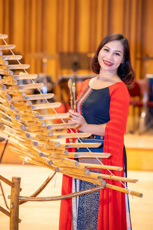 NSND Hoa Đăng, Phó Trưởng khoa Âm nhạc truyền thống xúc động chia sẻ: “Điều khiến tôi cảm phục nhất chính là tinh thần tận hiến của các nghệ sĩ, giảng viên trong khoa"
