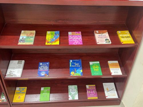 Tủ sách đa dạng với nhiều danh mục sách