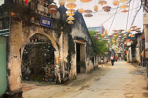 Làng cổ Đông Sơn lưu giữ nhiều giá trị văn hóa truyền thống với những ngôi nhà cổ, giếng cổ và các con ngõ rêu phong
