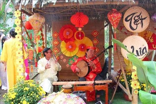 Các nghệ nhân biểu diễn hát văn tại chương trình “Tết xưa làng cổ”, góp phần gìn giữ và lan tỏa nét đẹp văn hóa truyền thống của vùng đất Hàm Rồng