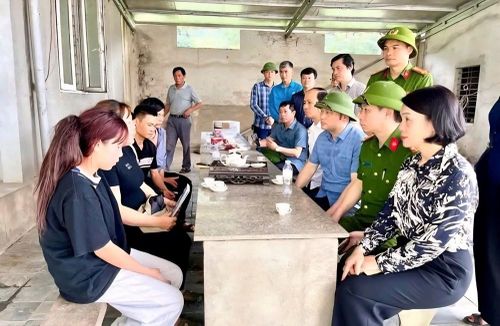 Lãnh đạo UBND tỉnh Thanh Hóa thăm hỏi, động viên gia đình các nạn nhân vụ sạt lở mỏ đá