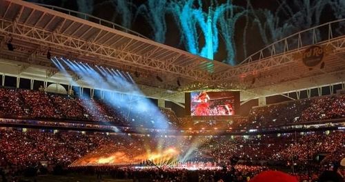 Jennifer Lopez và Shakira biểu diễn trong chương trình giải lao giữa hiệp Super Bowl LIV tại Miami Stadium vào tháng 2 năm 2020.