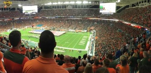 Sân vận động trước trận đấu giữa Miami Hurricanes và Notre Dame vào tháng 11 năm 2017, trận đấu mà Hurricanes giành chiến thắng với tỷ số 41–8 trước 65.303 khán giả.