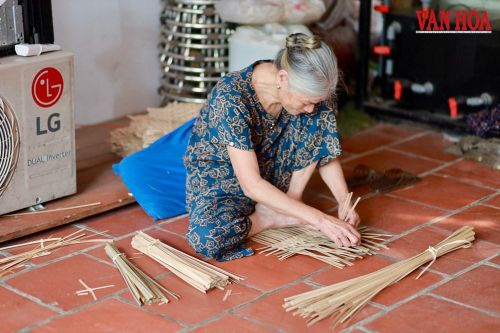 Những người còn gắn bó với nghề thủ công này đa phần là người đã có tuổi