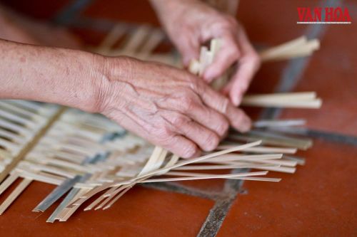 Đôi bàn tay đã in dấu thời gian vẫn miệt mài giữ nghề truyền thống của làng quê