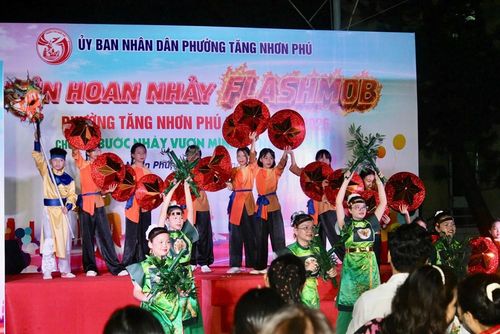 Tiết mục "Rồng Việt vươn mình" của Trường Tiểu học Trương Văn Thành