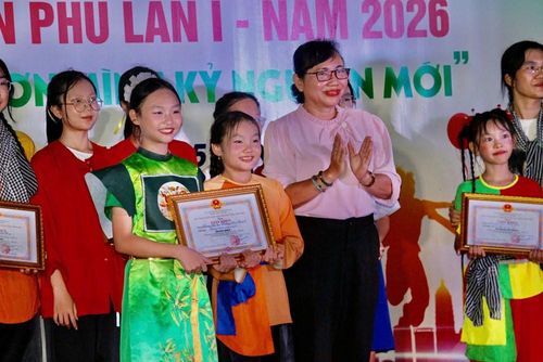 Bà Cao Thị Ngọc Châu trao giải Nhất bảng B cho tiết mục "Rồng Việt vươn mình" của Trường Tiểu học Trương Văn Thành