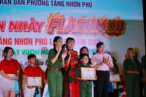 Bà Cao Thị Ngọc Châu trao giải Nhất bảng A cho tiết mục "Tiếng gọi non sông" của CLB Kame Dance Studio
