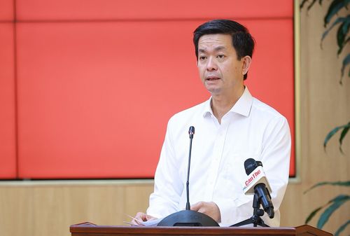Bí thư Thành ủy Cần Thơ Lê Quang Tùng báo cáo tình hình kinh tế - xã hội của thành phố. Ảnh: Dương Giang - TTXVN