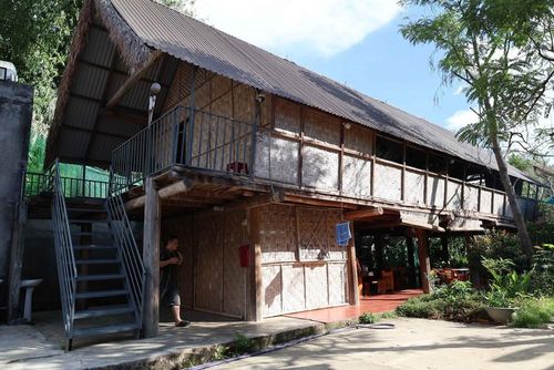 Một ngôi nhà dài truyền thống của người M'Nông quanh hồ Lắk với cột bằng gỗ, phên bằng tre nứa. Ảnh: Kha Phạm - TTXVN
