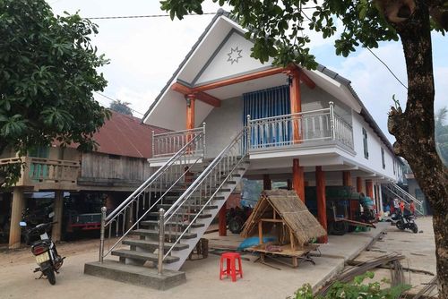 Một ngôi nhà dài hiện đại bằng bê tông, tường gạch, cầu thang bằng inox của người M'Nông tại Buôn Jun, xã Liên Sơn Lắk, tỉnh Đắk Lắk. Ảnh: Kha Phạm - TTXVN