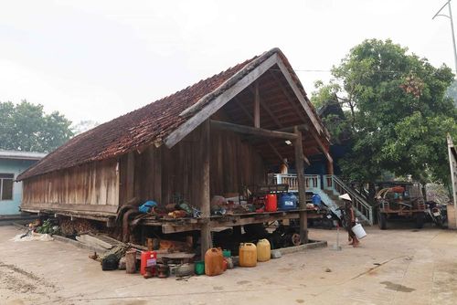 Ngôi nhà dài cổ truyền thống của người M'Nông quanh hồ Lắk (Đắk Lắk). Ảnh: Kha Phạm - TTXVN