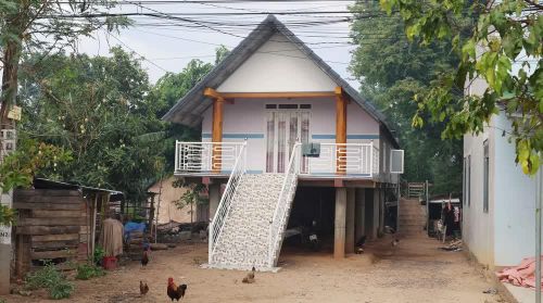 Ngôi nhà dài hiện đại của người M'Nông quanh hồ Lắk. Ảnh: Kha Phạm - TTXVN
