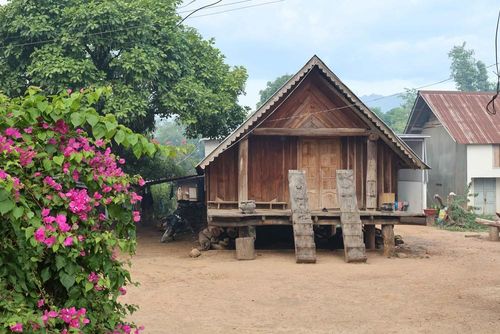 Một ngôi nhà dài truyền thống làm bằng gỗ của người M'Nông tại Buôn Jun, xã Liên Sơn Lắk, tỉnh Đắk Lắk. Ảnh: Kha Phạm - TTXVN