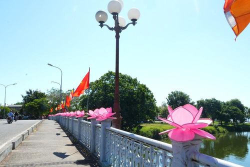 Cầu Gia Hội rực rỡ cờ hoa chào đón Đại lễ Phật đản Phật lịch 2570 – Dương lịch 2026. Ảnh: Nguyên Lý – TTXVN
