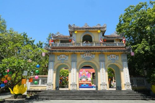 Tổ đình Tường Vân được trang hoàng chào đón Đại lễ Phật đản Phật lịch 2570 – Dương lịch 2026. Ảnh: Nguyên Lý – TTXVN