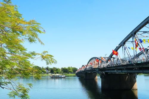 Cầu Trường Tiền rực rỡ sắc cờ trong mùa Phật đản. Ảnh: Nguyên Lý – TTXVN