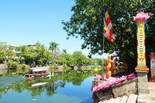 Bờ sông Đông Ba rực rỡ trong mùa Phật đản. Ảnh: Nguyên Lý – TTXVN