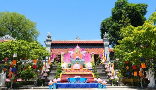 Lễ đài tại Tổ đình Tường Vân được trang hoàng rực rỡ chào đón Đại lễ Phật đản Phật lịch 2570 – Dương lịch 2026. Ảnh: Nguyên Lý – TTXVN