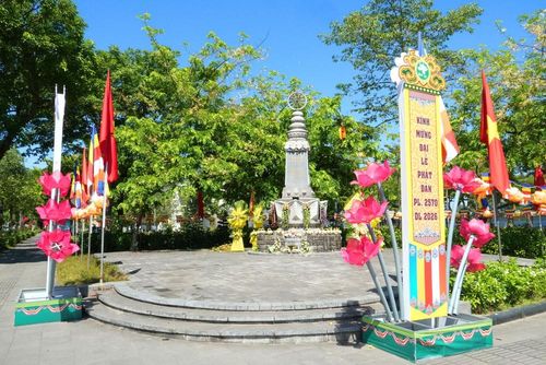 Đài kỷ niệm Thánh tử đạo được trang hoàng trang nghiêm, rực rỡ. Ảnh: Nguyên Lý – TTXVN