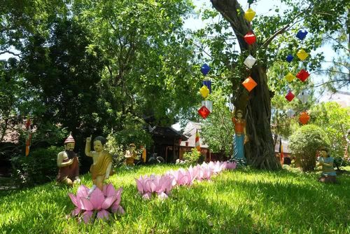 Tổ đình Tường Vân được trang hoàng trong mùa Phật đản. Ảnh: Nguyên Lý – TTXVN