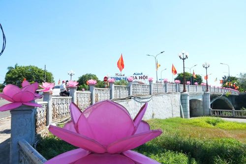 Cầu Gia Hội rực rỡ cờ hoa chào đón Đại lễ Phật đản Phật lịch 2570 – Dương lịch 2026. Ảnh: Nguyên Lý – TTXVN