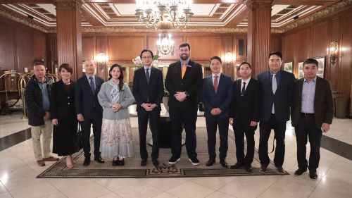 Các thành viên trong đoàn và lãnh đạo khách sạn Omni Parker House. Ảnh: Thanh Tuấn - PV TTXVN tại Mỹ