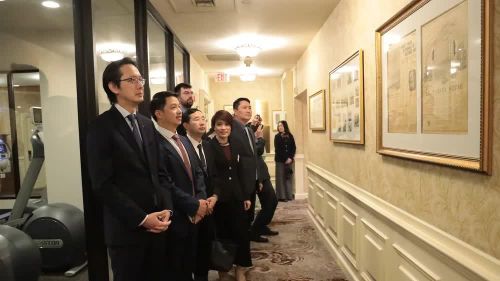 Các thành viên trong đoàn tìm hiểu tư liệu liên quan đến Chủ tịch Hồ Chí Minh. Ảnh: Thanh Tuấn - PV TTXVN tại Mỹ