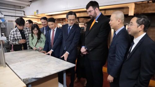 Đại sứ Đỗ Hùng Việt cùng đoàn bên chiếc bàn đá cẩm thạch lại lò bánh của khách sạn Omni Parker House. Ảnh: Thanh Tuấn - PV TTXVN tại Mỹ
