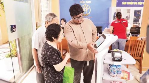 Người dân làm các thủ tục tại điểm phục vụ hành chính công phường Cửa Nam, thành phố Hà Nội. (Ảnh: KHÁNH AN)