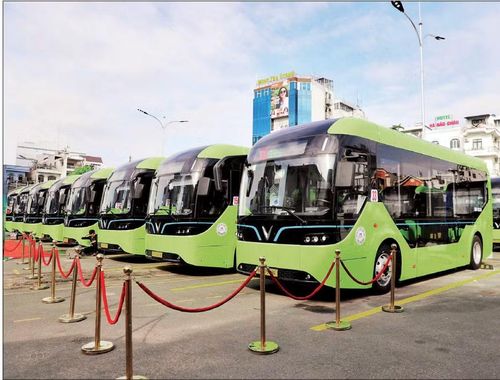 VinBus hoàn tất chuyển đổi toàn bộ phương tiện vận hành tuyến 33 và 150 tại Thành phố Hồ Chí Minh sang xe buýt điện. (Ảnh HÀ MAI)