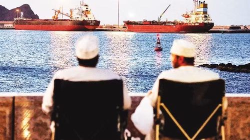 Nhiều tàu phải neo đậu ở cảng của Oman khi eo biển Hormuz bị phong tỏa.