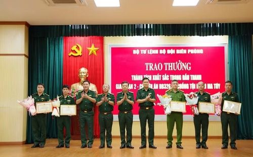 Thiếu tướng Nguyễn Văn Thiện, Phó Tư lệnh Bộ đội Biên phòng trao thưởng cho các tập thể có thành tích xuất sắc trong đấu tranh chống tội phạm ma túy.