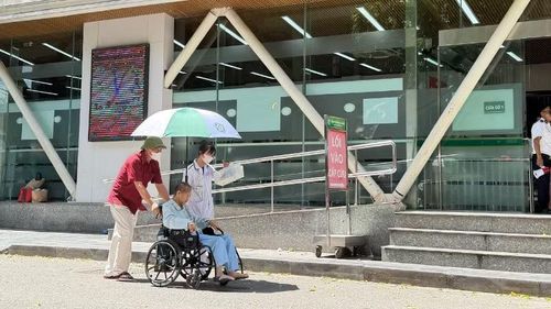 Vận chuyển bệnh nhân từ Trung tâm cấp cứu vào các khoa, phòng để tiếp tục điều trị.
