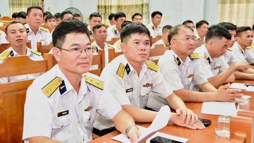 Đại biểu dự lễ khánh thành.