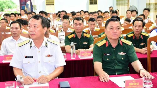 Đại tá Trần Văn Cư (áo xanh), Phó Tư lệnh Bộ Tư lệnh Thành phố Hồ Chí Minh dự buổi lễ.